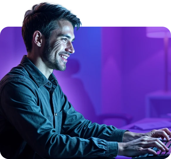 Homem digitando com fundo roxo