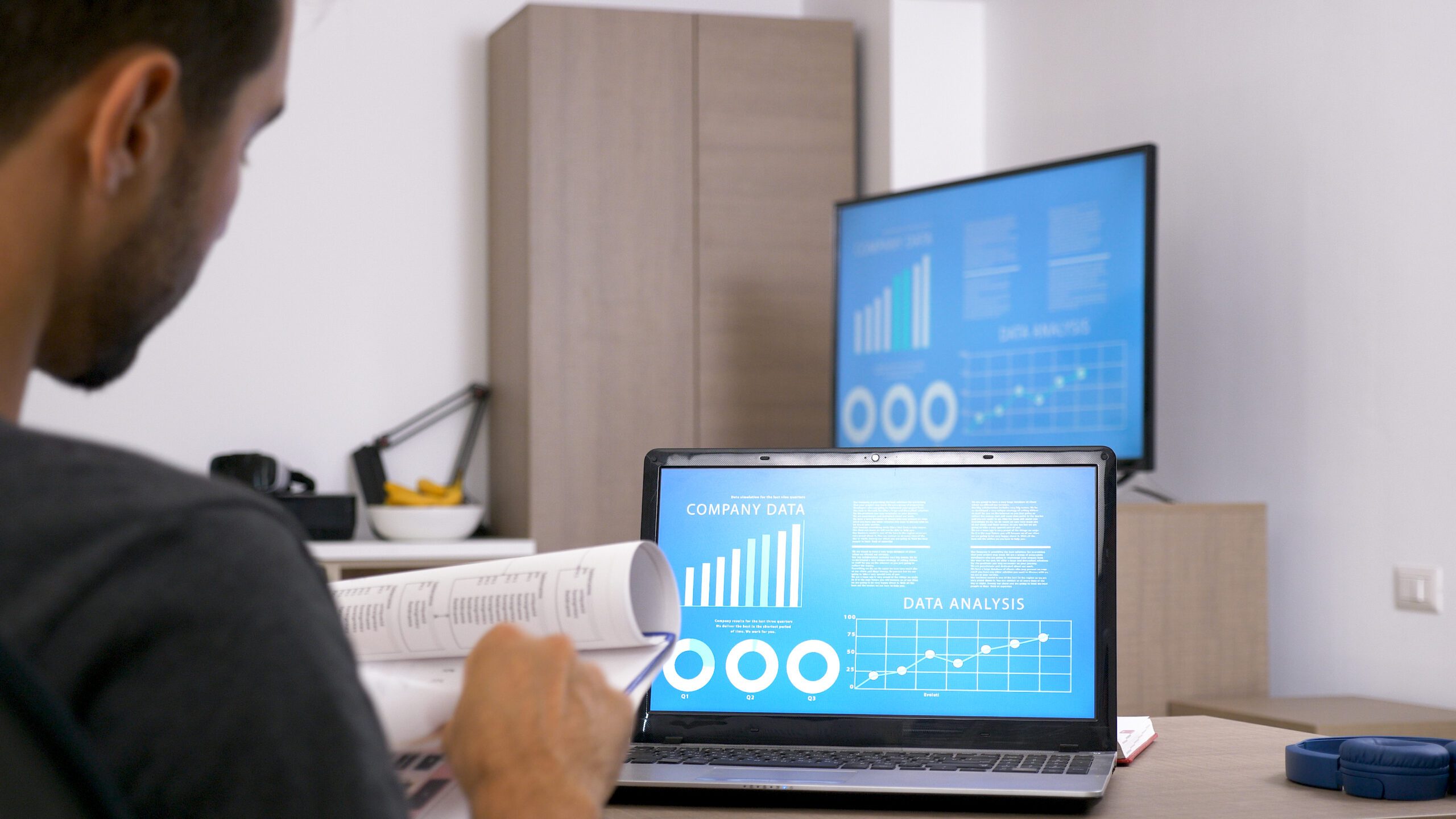 Empresário analisando resultados de campanhas de tráfego pago