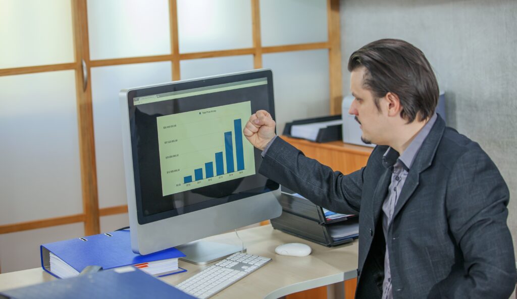 Vale a Pena Investir em Google Ads? 2 jovem empresario trabalhando em seu escritorio o conceito de sucesso
