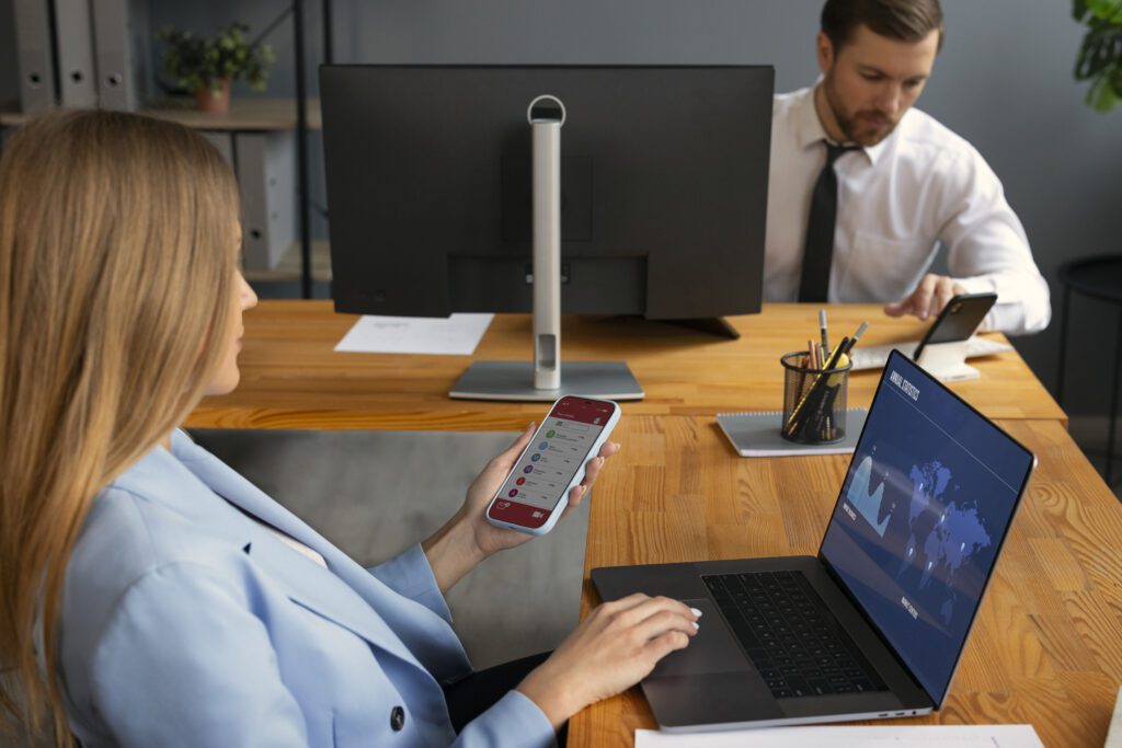 Diferença entre gestor e agência de tráfego: 5 pontos que você precisa saber 2 pessoa de negocios olhando para graficos de financas