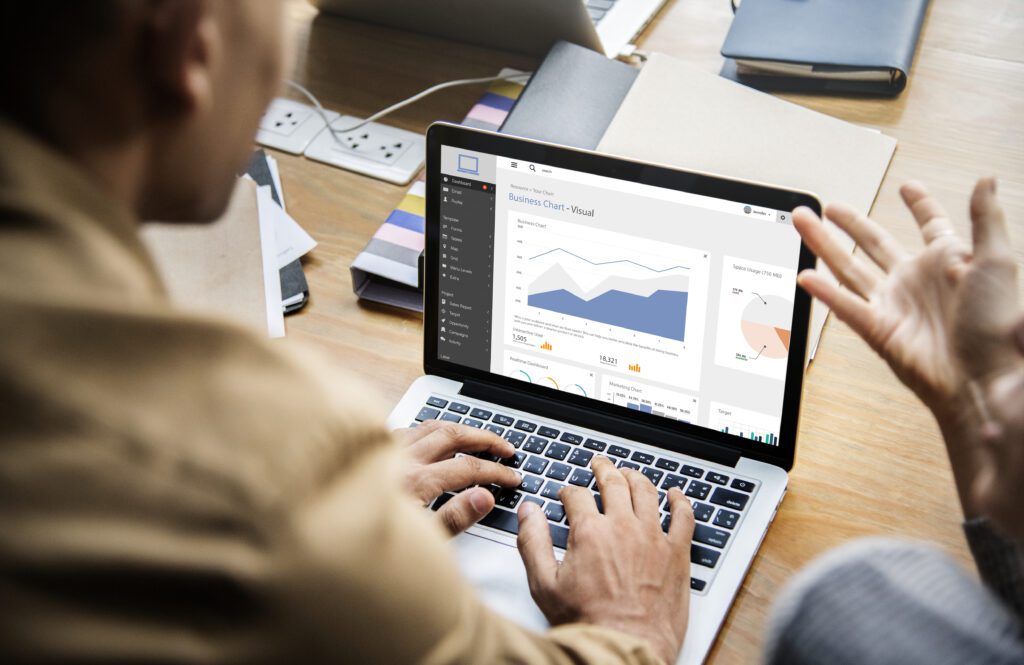 Como funciona um serviço de tráfego pago? Descubra tudo antes de contratar 1 pessoas que trabalham em um laptop em uma reuniao