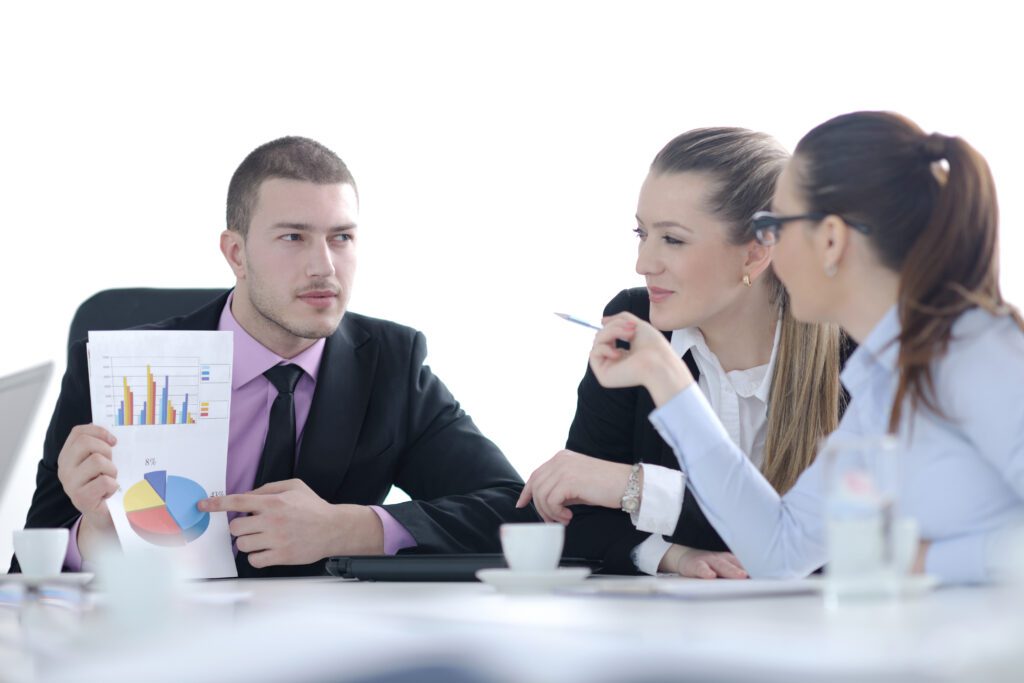 Quanto custa uma agência de tráfego pago? 2 vecteezy business people group on meeting 12082613