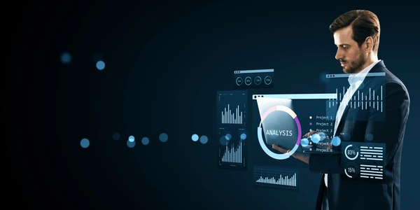 Empresário analisando dados avançados de Inteligência Artificial no Marketing ao lado de um gestor de tráfego focado em performance na Agência de Tráfego Pago.